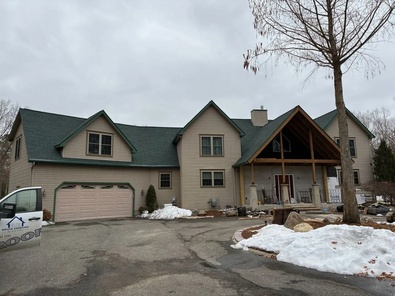 Properly ventilated new asphalt shingle roof