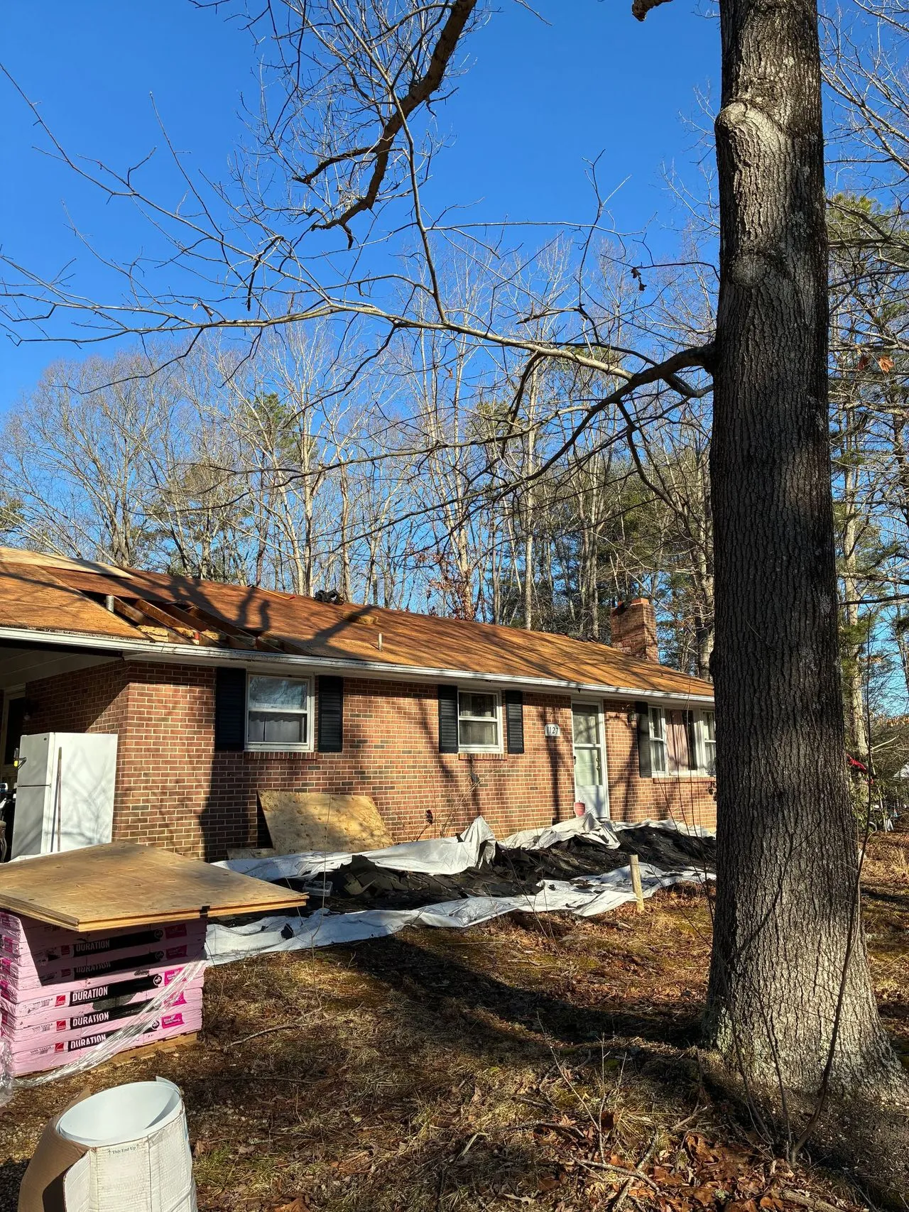 Completed asphalt shingle roof by BE Roofing